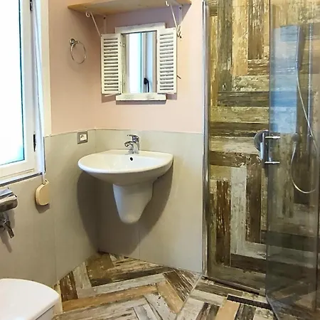 Apartment Seasons 1, Golem Kompleksi Dielli Qerret